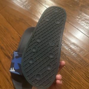 Steve Madden boys blue camo slides. Size 4.
